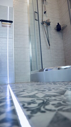 Shower, hair dryer, towels, soap - GOLDA apartments (Lodz)