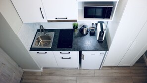 Fridge, microwave, stovetop, espresso maker - GOLDA apartments (Lodz)