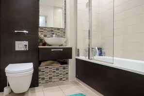 Phòng đôi Deluxe | Phòng tắm | Buồng tắm vòi sen, khăn tắm