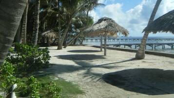 En la playa, camastros y toallas de playa