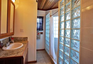 Bungalow Panoramic | Badrum | Dusch och handdukar