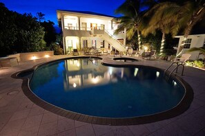 Outdoor pool, sun loungers - Cocotal Inn and Cabanas (San Pedro)