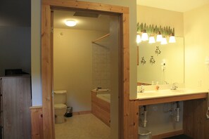 Ducha y bañera combinadas, bañera de hidromasaje y secador de pelo