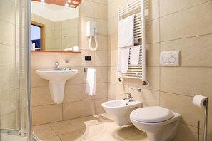 Shower, free toiletries, hair dryer, bidet