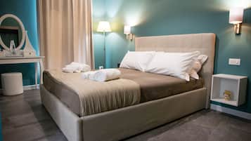 Tweepersoonskamer | 1 slaapkamer, donsdekens, een minibar, individueel gedecoreerd