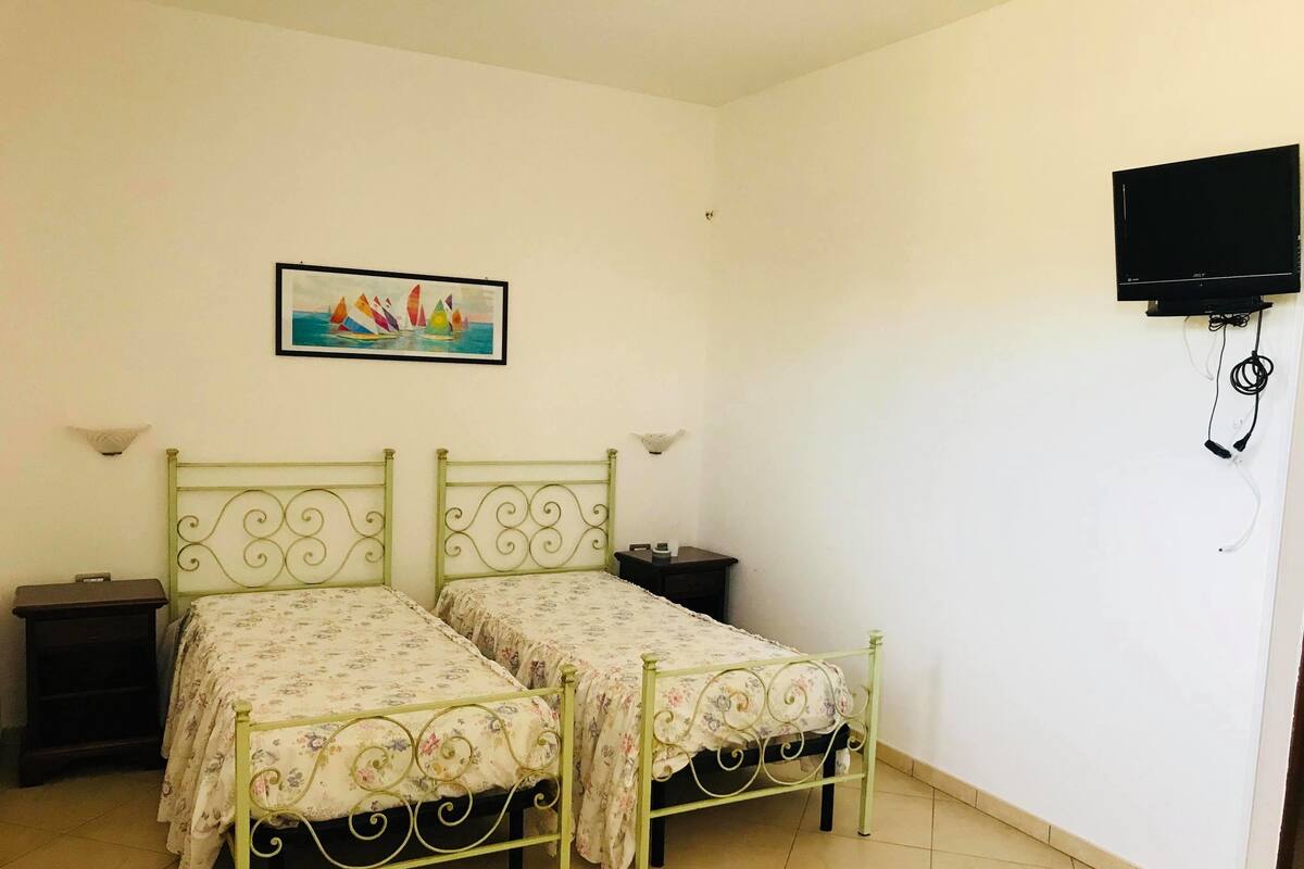 Doppel- oder Zweibettzimmer | Hochwertige Bettwaren, Betten mit Memory-Foam-Matratzen, Schreibtisch