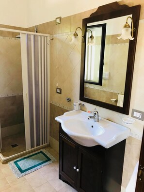 Doppel- oder Zweibettzimmer | Badezimmer | Dusche, kostenlose Toilettenartikel, Haartrockner, Bidet
