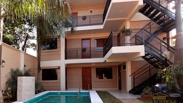 Una piscina al aire libre