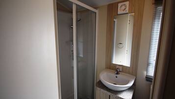 Mobile Home, 2 chambres, terrasse (Rio) | Salle de bain | Douche, sĂšche-cheveux, serviettes fournies, papier toilette