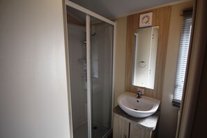 Mobile Home, 2 Bedrooms, Terrace (Rio) | Bathroom | Shower, hair dryer, towels, toilet paper - Le Cabri Resort (Duras)