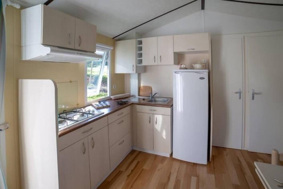 Fridge, microwave, stovetop, coffee/tea maker