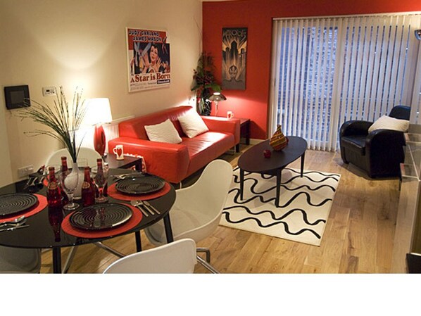 Căn hộ phong cách cổ điển | Khu phòng khách | TV màn hình phẳng