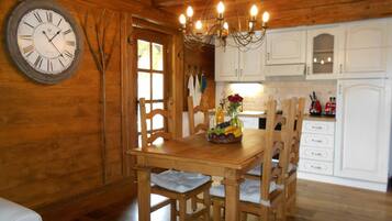 Traditional Chalet | In-room dining