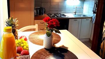 Traditional Studio | Private kitchen | Full-sized fridge, microwave, oven, stovetop
