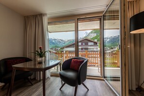 Estúdio, 1 cama de casal (Matterhorn View) | Opções para refeição no quarto