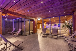 Indoor pool, open 8:00 AM to 9:30 PM, sun loungers - Naco Aparthotel by Arca Spa (Zermatt)
