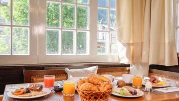 Free daily buffet breakfast