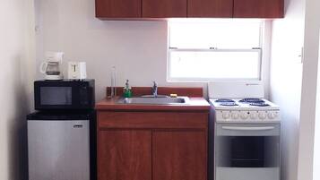 Jääkaappi, mikroaaltouuni, liesi, kahvin-/teenkeitin