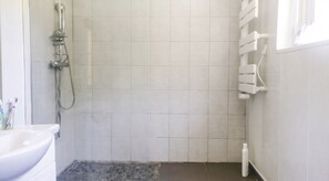 Kylpyhuone, jossa on suihku, pesuallas ja wc.
