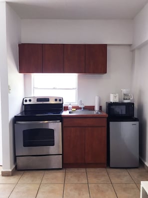 Refrigerador, microondas, parrilla de estufa y cafetera y tetera
