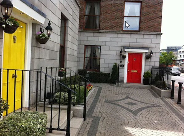 ด้านหน้าที่พัก