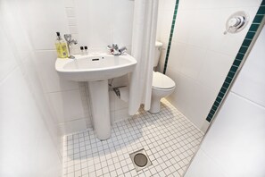 ฝักบัว, ของใช้ในห้องน้ำฟรี, ไดร์เป่าผม, ผ้าเช็ดตัว