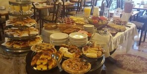 Café da manhã com buffet grátis todos os dias
