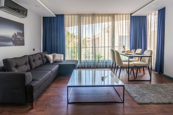 Deluxe Suite | Blackout curtains, iron/ironing board, free cots/infant beds, free WiFi