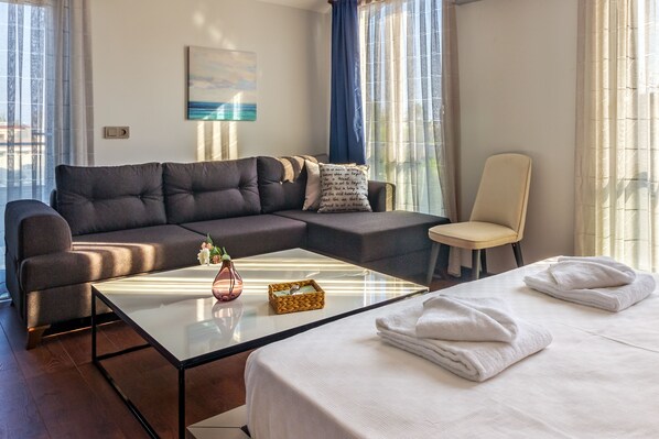 Basic Studio | Living area | LED TV
