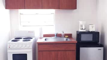 Refrigerador, microondas, parrilla de estufa y cafetera y tetera