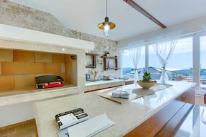 Kjøleskap, mikrobølgeovn, ovn og oppvaskmaskin