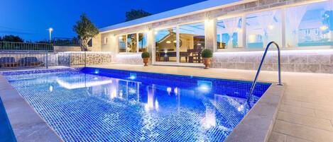 من حمّامات السباحة المغطاة