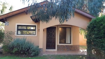 Vista frontal de la propiedad