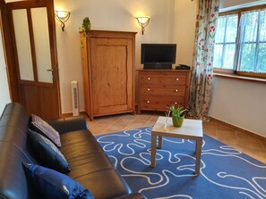 Smart TV, books, stereo