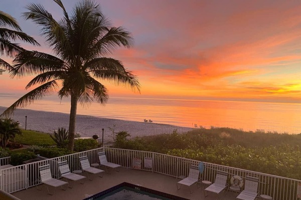 Een buitenzwembad en een verwarmd zwembad