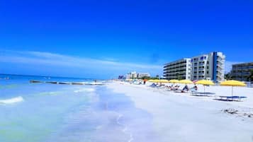 Am Strand, Liegestühle, Strandtücher