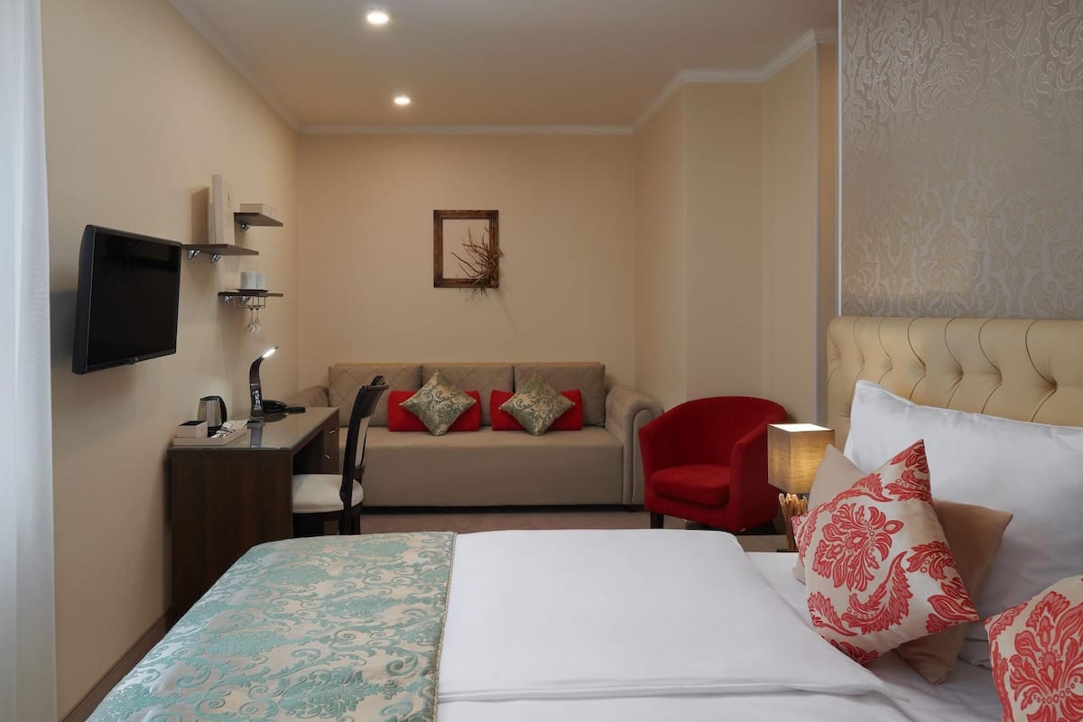 Egyptian cotton sheets, premium bedding, in-room safe, desk