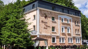 A hotel with a classic design, featuring a prominent sign that reads "Honour & Grace Hotel." - Honour and Grace Hotel (Ostrov)