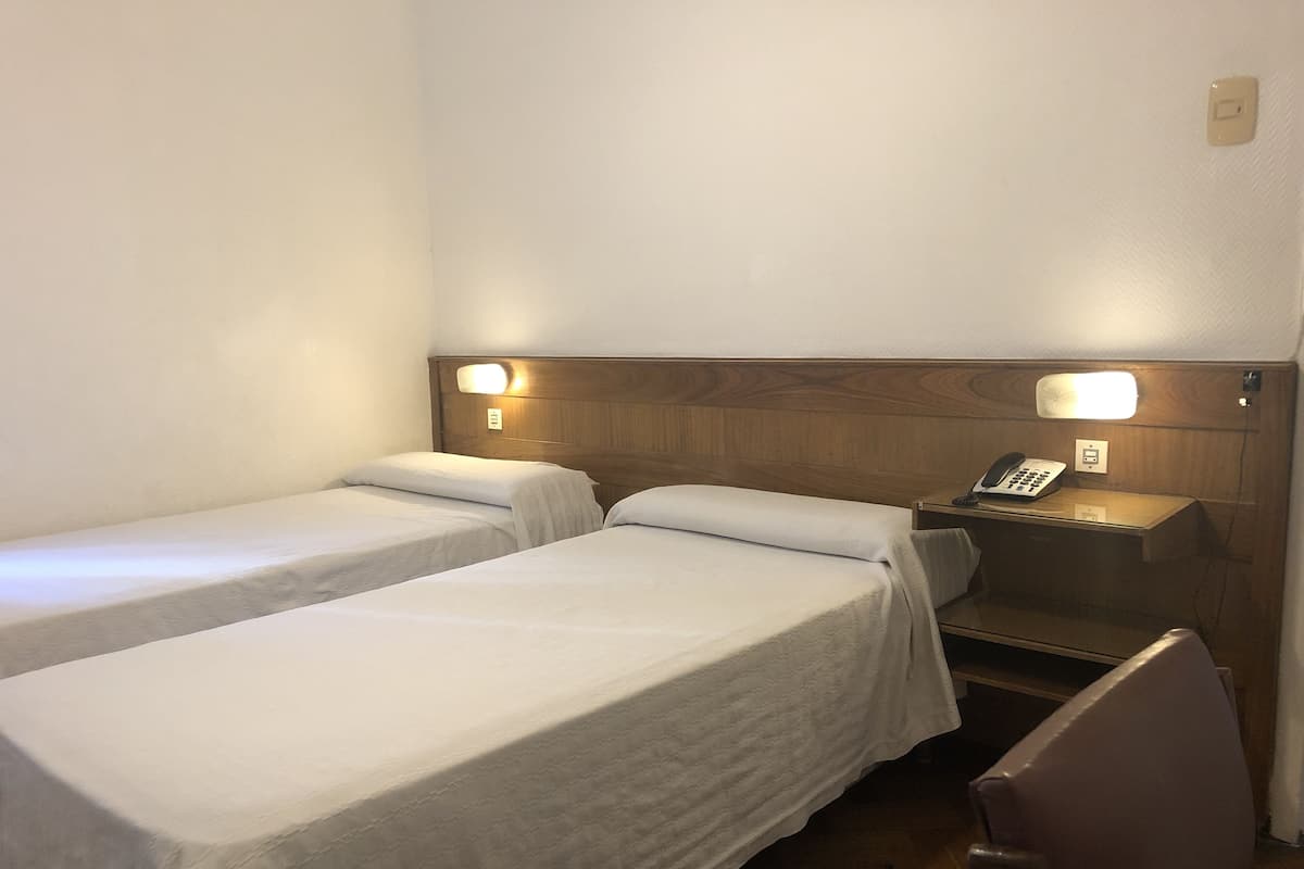 Habitación clásica | Caja de seguridad en la habitación, cortinas blackout y wifi gratis