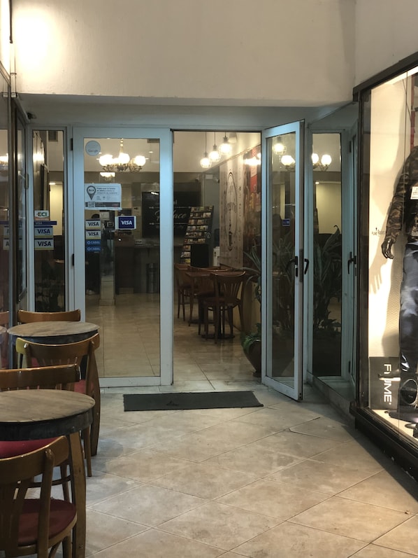 Property entrance - Gran Hotel (Mendoza)