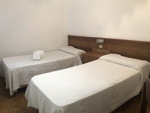 Habitación clásica | Caja fuerte, cortinas opacas, wifi gratis y ropa de cama