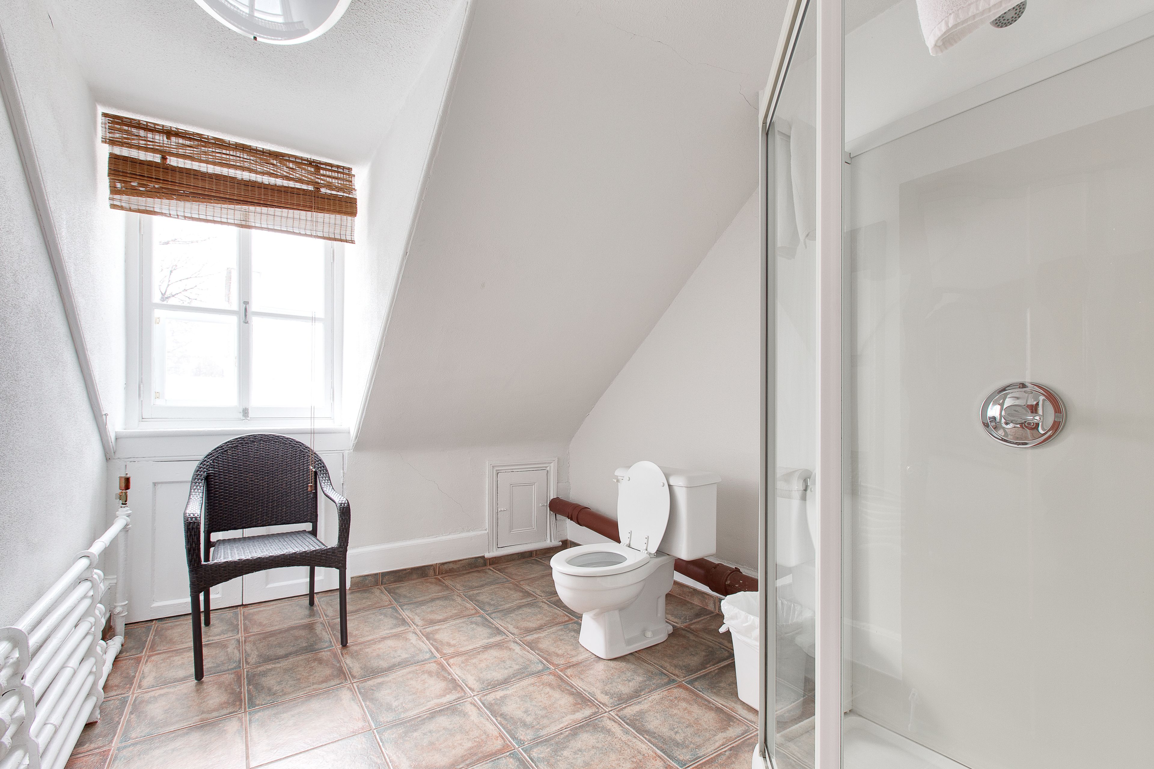 room, 1 queen bed, shared bathroom | bathroom | free toiletries, hair dryer, towels, toilet paper