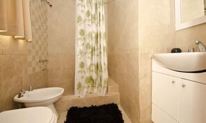 Een badkamer met een bad, een wastafel en een toilet.