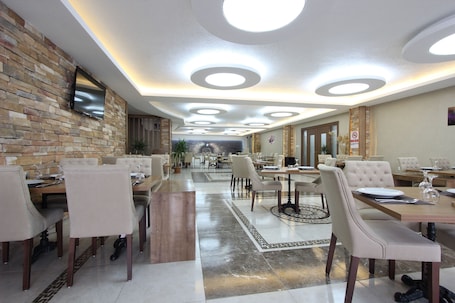 2 restaurants, breakfast, lunch, dinner served; Turkish cuisine. Karaman Kent Otel