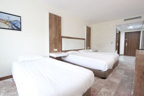 Kamar Triple | Minibar, meja kerja, setrika/meja setrika, dan tempat tidur bayi gratis