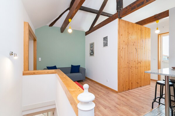 Penthouse superior, 1 habitación, Terraza | Área de sala de estar | Televisión LED de 24 pulgadas con canales por cable y televisión 