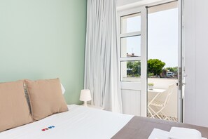 Comfort Apartment, 1 Bedroom, Balcony (2nd floor) | Soundproofing, iron/ironing board, free WiFi, bed sheets - Antero Quental Residence (Porto)