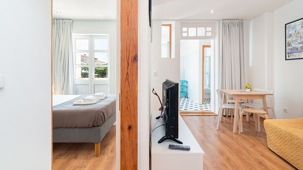 Apartament Comfort, 1 dormitori, balcó (2nd floor) | Sala d'estar | Televisor LED de 24 polzades amb canals per cable i televisor 