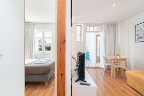 Comfort Apartment, 1 Bedroom, Balcony (2nd floor) | Living area | 24-inch LED TV with cable channels, TV - Antero Quental Residence (Porto)