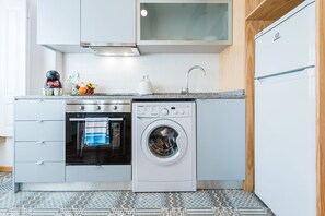 Design Studio, Mezzanine | Private kitchen | Fridge, microwave, oven, stovetop - Antero Quental Residence (Porto)